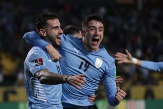 Gastón Pereiro comemora com Joaquin Piquerez após marcar o gol da vitória uruguaia