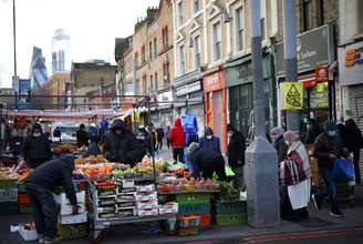 Pessoas fazem compras em uma barraca de mercado no leste de Londres, Grã-Bretanha, 23 de janeiro de 2021. REUTERS/Henry Nicholls