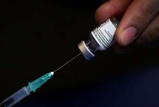 Profissional de saúde prepara seringa para aplicação de vacina contra Covid-19 em Bruxelas
03/20/2021 REUTERS/Yves Herman
