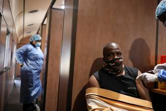 Paciente recebe vacina contra covid-19 na África do Sul