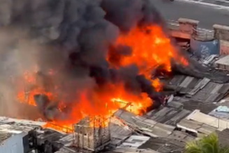  Incêndio destrói casas de comunidade no Recife