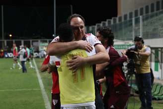 Ceni abraça Luciano durante o empate em Belo Horizonte: união faz a força (Foto: Rubens Chiri/São Paulo FC)