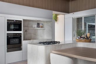 1. Cozinha planejada com bancada em L aproveita muito espaço em ambientes compactos – Projeto: Nejaim Azevedo Arquitetura | Foto: MCA Estúdio/CASACOR