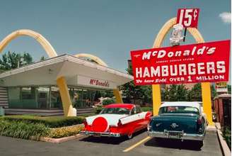 O primeiro McDonald's, inaugurado em 1940 pelos irmãos Richard e Maurice McDonald na cidade de San Bernardino, Califórnia, revolucionou a indústria alimentícia com seu sistema inovador de "fast food".