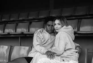 Endrick e Gabriely Miranda sentados em arquibancada