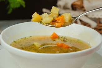 Confira como preparar uma sopa saudável e cheia de sustância