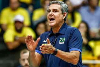 O técnico José Roberto Guimarães vai comandar a seleção brasileira feminina de vôlei em Paris