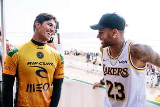 Gabriel Medina e Neymar durante uma das etapas do Mundial de surfe