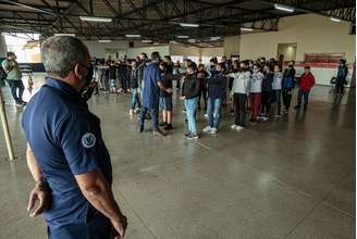 Nas escolas cívico-militares, policiais da reserva são contratados para atuarem como monitores.