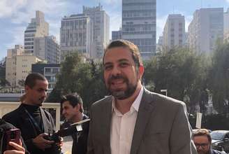 Guilherme Boulos chega ao debate do Terra