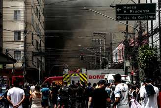 Um incêndio de grandes proporções atinge o Shopping 25 de Março, na Rua Barão de Ladário