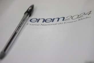 Candidatos na segunda fase do Exame Nacional do Ensino Médio (ENEM), em Campo Mourão, na Região Centro-Oeste do Paraná, neste domingo (10).