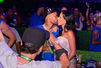 3/03 - Neymar e Bruna Biancardi se beijam em camarote 