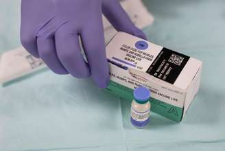 Caixa de ampolas para vacinação contra o sarampo oferecida pela Harris Public Health, no Texas, Estados Unidos (05/04/2025)