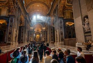 Os últimos fiéis e visitantes chegam à Basílica de São Pedro para se despedir do Papa Francisco. À noite, a Basílica de São Pedro é fechada e o caixão é finalmente selado. Antes do funeral, no sábado, 26/04/2026, os visitantes poderão ver o falecido Papa novamente no caixão aberto.