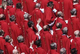 Cardeais comparecem ao funeral do Papa Francisco na Praça de São Pedro, em 26 de abril de 2025, na Cidade do Vaticano. O Papa Francisco faleceu em 21 de abril, aos 88 anos. Nascido na Argentina como Jorge Mario Bergoglio, foi o primeiro latino-americano e o primeiro jesuíta a se tornar Papa, eleito em 2013. Adotando o nome Francisco em homenagem a São Francisco de Assis, ele promoveu uma versão mais humilde do papado do que muitos de seus antecessores. Ele será enterrado fora do Vaticano, em um caixão de madeira simples, na Basílica de Santa Maria Maggiore