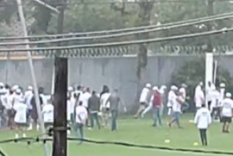 Torcedores do Santos invadem CT