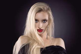 A tendência "boca de vampira" consiste em contornar os lábios com um tom mais escuro e deixar o centro mais claro e luminoso