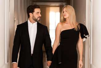 Val Marchiori e seu marido posam com look de festa