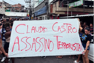 Moradores exibem faixa em protesto ao governador do Estado do Rio de Janeiro