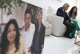 Os pais de Marco Aurélio, Julio Cesar Acosta Navarro e Silvia Cárdenas Prado, receberam o diploma em nome do filho