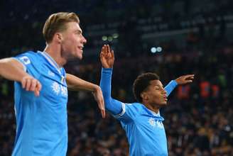 David Neres celebra seu gol ao lado de Rasmus Hojlund durante o clássico contra a Roma –