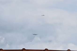 Morador registrou o momento da aproximação entre o Boeing 787 e o jato particular