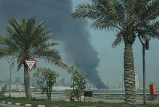 Fumaça sobe após o Irã realizar um ataque com mísseis contra o quartel-general da 5ª Frota da Marinha dos EUA em Manama, em retaliação aos ataques EUA-Israel, no Bahrein, em 28 de fevereiro de 2026.