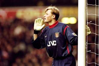 Alex Manninger com a camisa do Arsenal, da Inglaterra, pela FA Cup, em 1998