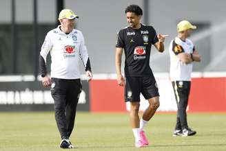 Ancelotti conversa com Marquinhos durante treino da Seleção