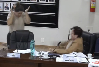 Vereadora arremessa microfone contra assessora 