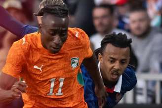 Jogadores de Costa do Marfim e França em disputa de bola na preparação para a Copa do Mundo –