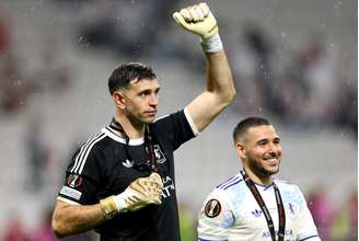 Dibu Martínez comemora conquista da Europa League com o Aston Villa 