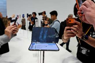 iPhones dobráveis em exibição durante o evento da Apple no Steve Jobs Theater, em Cupertino, Califórnia, EUA, em 9 de setembro de 2026
REUTERS/Carlos Barria