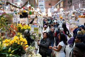 Pessoas fazem compras no Eastern Market, um mercado público no bairro de Capitol Hill, em Washington
2 de novembro de 2025. REUTERS/Al Drago