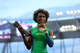 Alison dos Santos comemora após vencer a final dos 400 metros com barreiro durante o Mundial de Atletismo Ultimate em Budapeste
13 de setembro de 2026 REUTERS/Bernadett Szabo