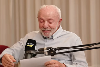 Lula recebeu bilhete de assessoria durante entrevista em podcast