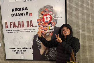 Regina Duarte mostra cartaz coberto com adesivos de Lula e faz o número '22' de Flávio Bolsonaro com as mãos