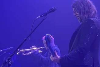 Flea toca trompete em “Everlong” ao lado de Dave Grohl em gala beneficente
