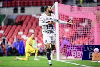 Juninho comemorando um gol pelo Pumas 