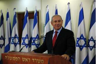 O primeiro-ministro israelense, Benjamin Netanyahu, discursa em seu gabinete em Jerusalém nesta quarta-feira. 23/01/2013