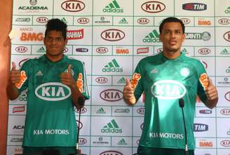 O Palmeiras apresentou o atacante Leandro e o meio-campista Léo Gago, que vieram como parte da negociação de Hernán Barcos com o Grêmio