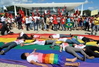 Grupos de sem-terra e do movimento LGBT dividiram espaço em protesto em frente ao STF