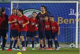 Lionel Messi posa com crianças 