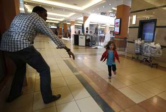 A icônica foto em que a menina corre na direção de Abdul Haji ganhou o mundo