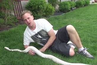 Vídeo disponível na internet mostra Jeremy com a cobra rara nos Estados Unidos