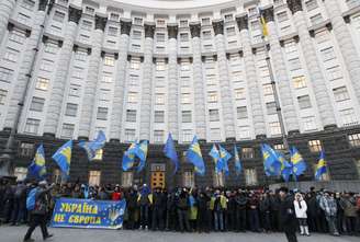 Manifestantes bloqueiam a entrada de prédio que abriga o gabinete de ministros, em Kiev