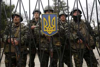 <p>Soldados ucranianos protegem entrada de base da infantaria enquanto tropas russas chegam na região</p>