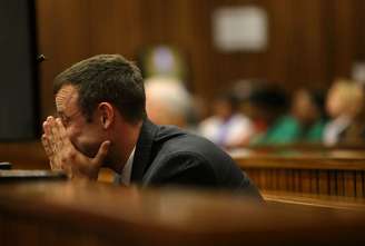 Oscar Pistorius vomitou nesta segunda-feira em plena audiência, no tribunal que o julga por assassinato, ao ouvir a descrição do legista sobre a autópsia de sua namorada, a modelo Reeva Steenkamp