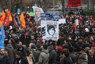 Manifestante levanta cartaz com foto de Berkin Elvan escrito "Queremos justiça", após o anúncio da morte do jovem de 15 anos, nesta terça-feira, 11 de março